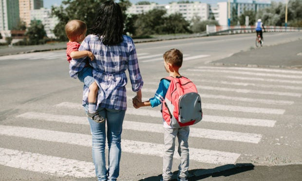 Τα παιδιά δεν μπορούν να διασχίσουν με ασφάλεια τον δρόμο πριν την ηλικία των 14 ετών